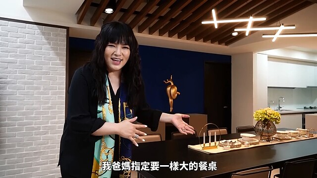 唐綺陽老家裝潢,中島廚房銜接長桌。